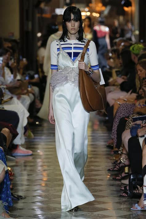 miu miu cruise show 2019|Miu Miu Croisière 2019 Fashion Show .